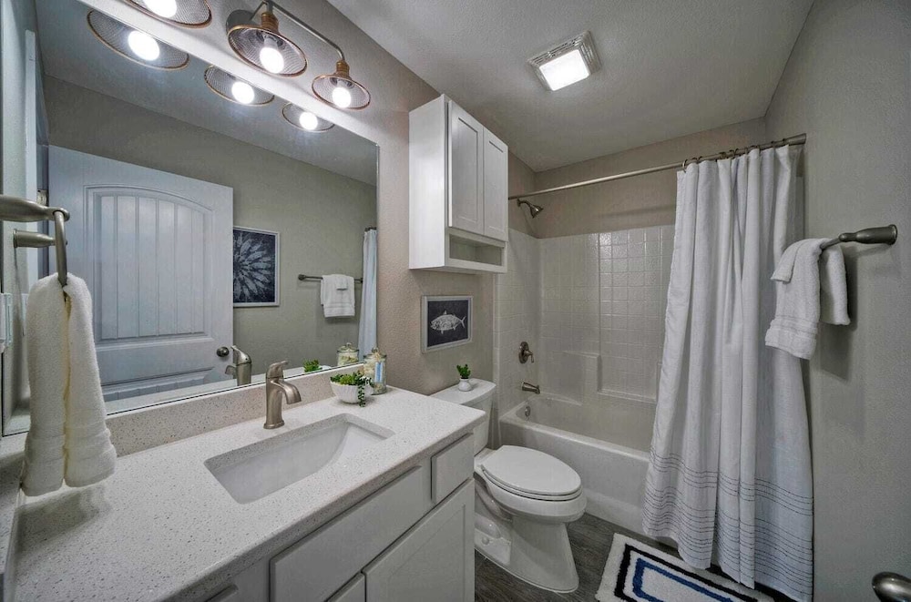 Sleeps 16 2 Homes, Priv Pool, Ping-pong 1block to Alister St. Shops & Dining