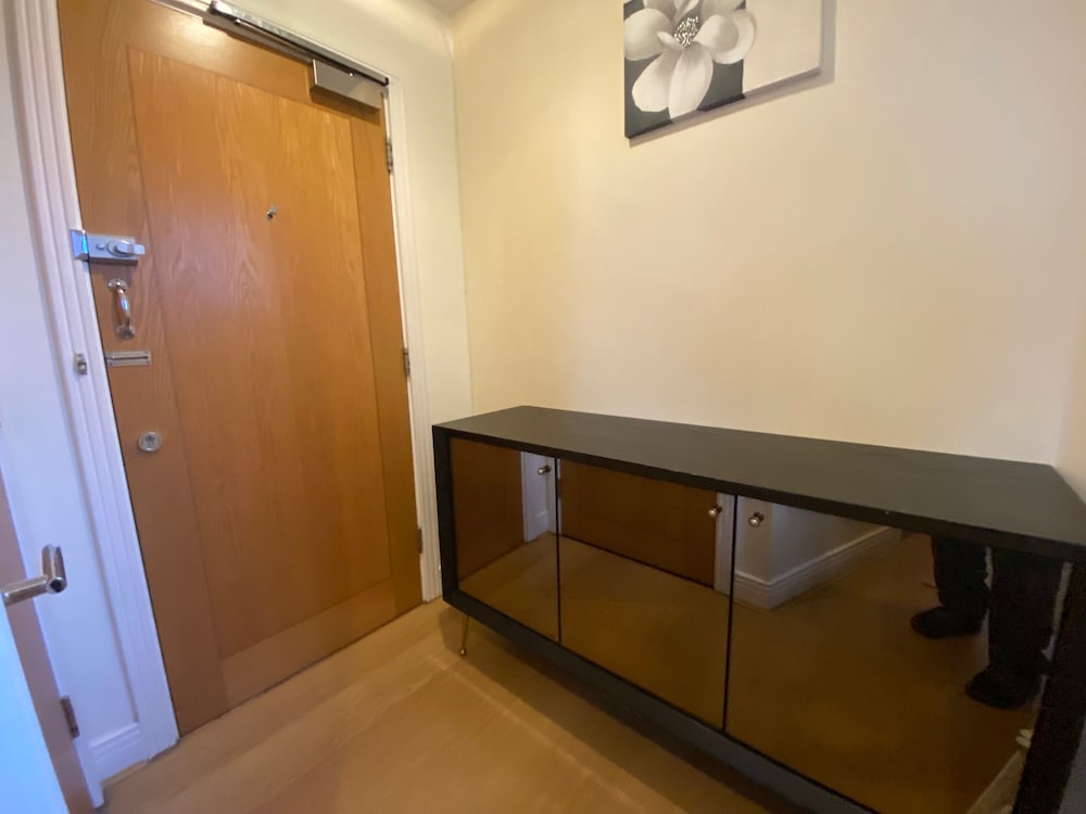 2 Bed Flat - Sleeps 4 - Parking - Wifi