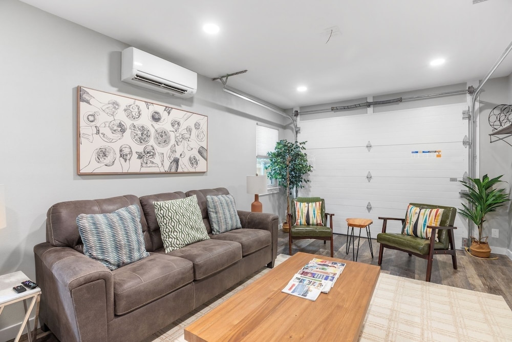Zander Haus 3 Bedroom Home by RedAwning