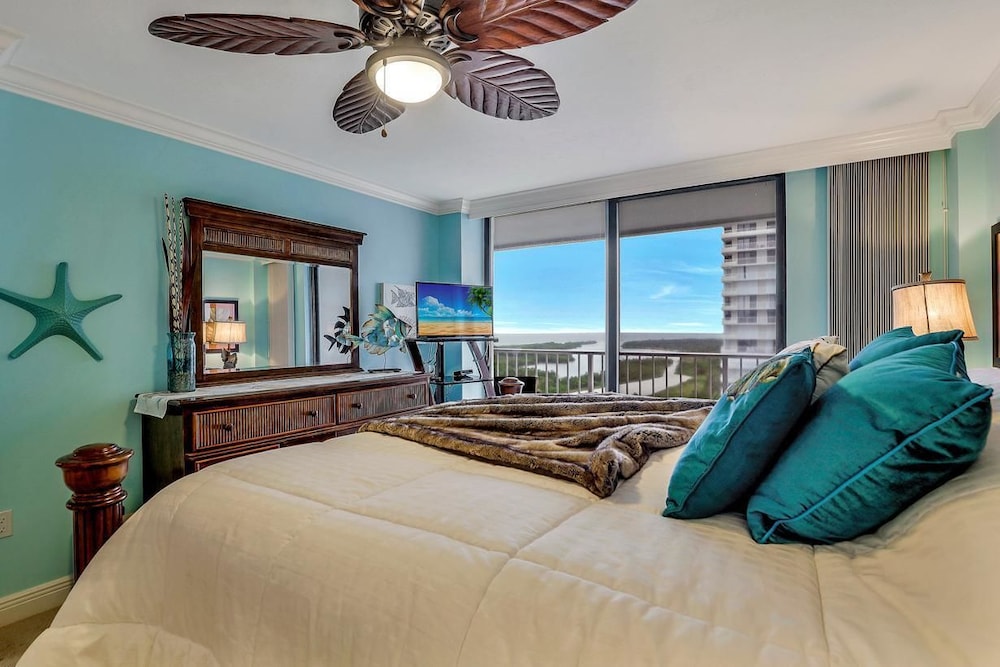 Beachfront Condo With Panoramic Ocean Views and Pool view 3