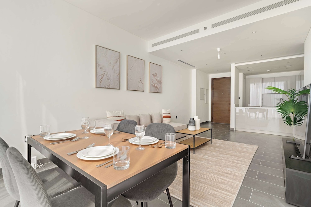 Spacious 2BR in The Crest With Pool and gym
