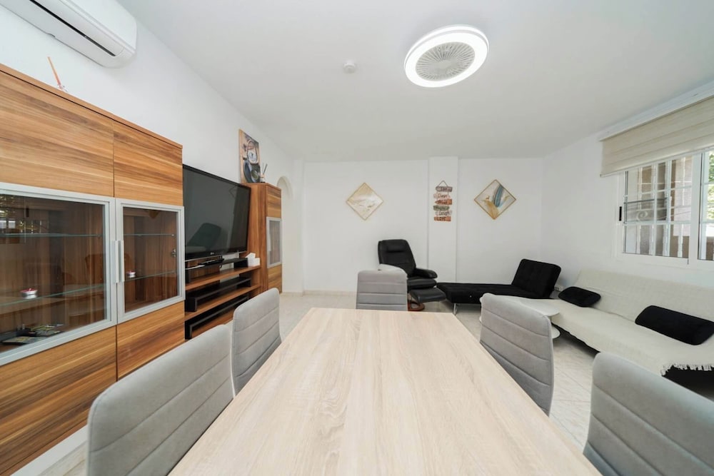 Modern 3-bed Apt, Sleeps 7, 6 Min Walk to Beach