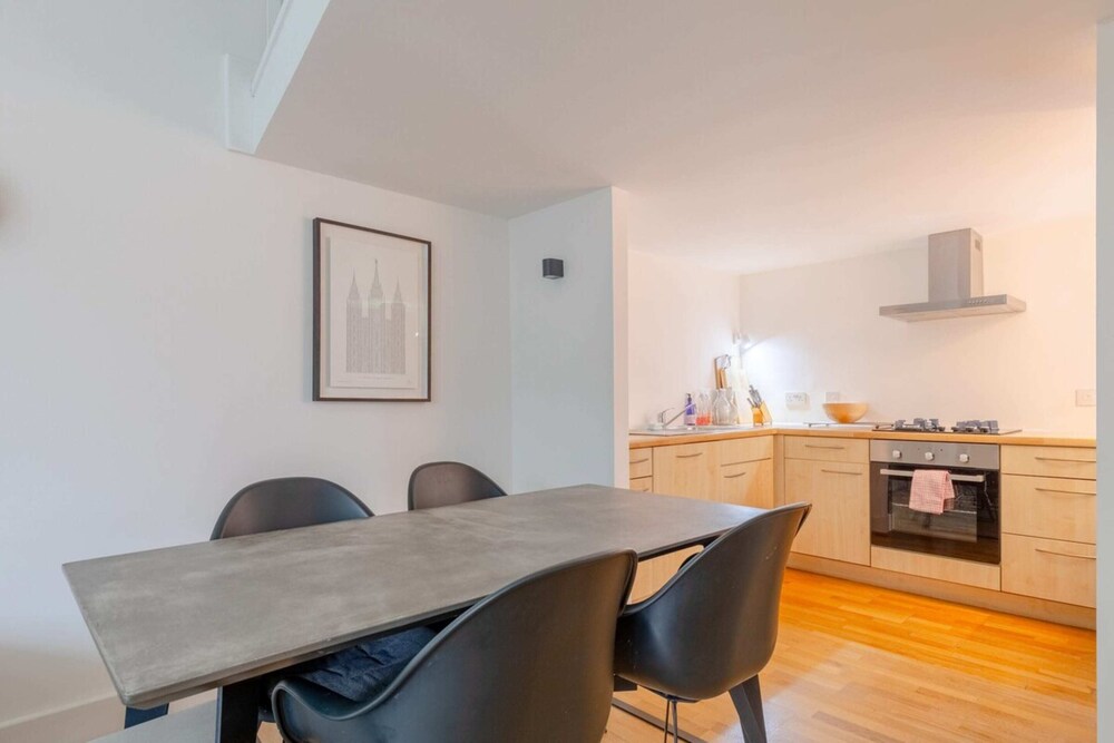 Chic 1BD Maisonette W/hot Tub, King's Cross!