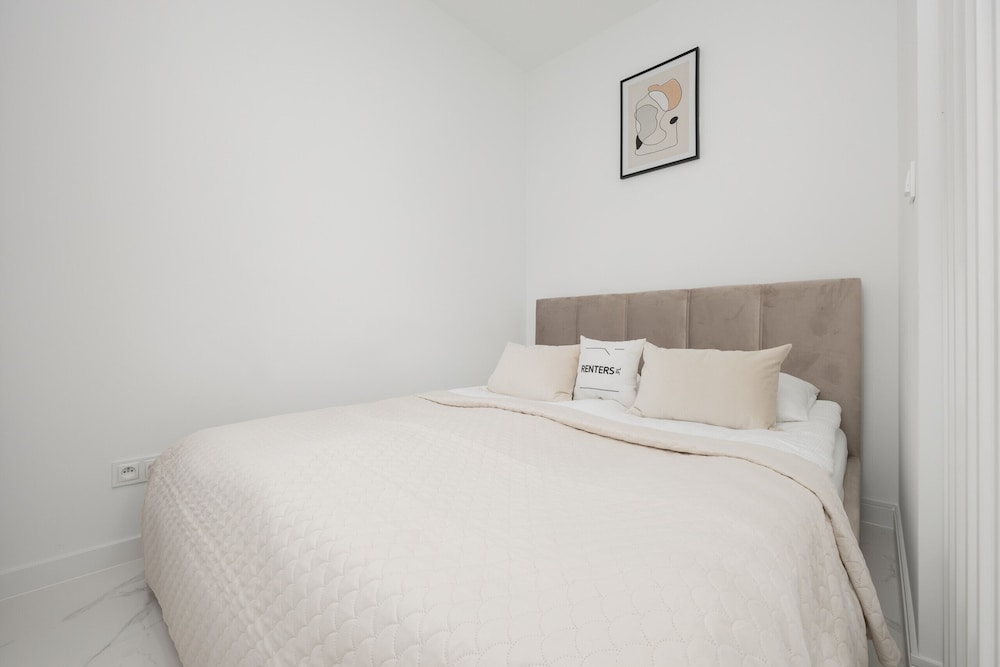 Air-conditioned Studio by Renters view 5