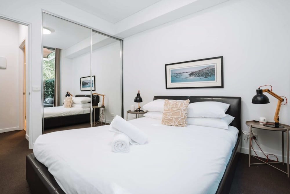 Comfy 1-bed With Spacious Courtyard & Parking