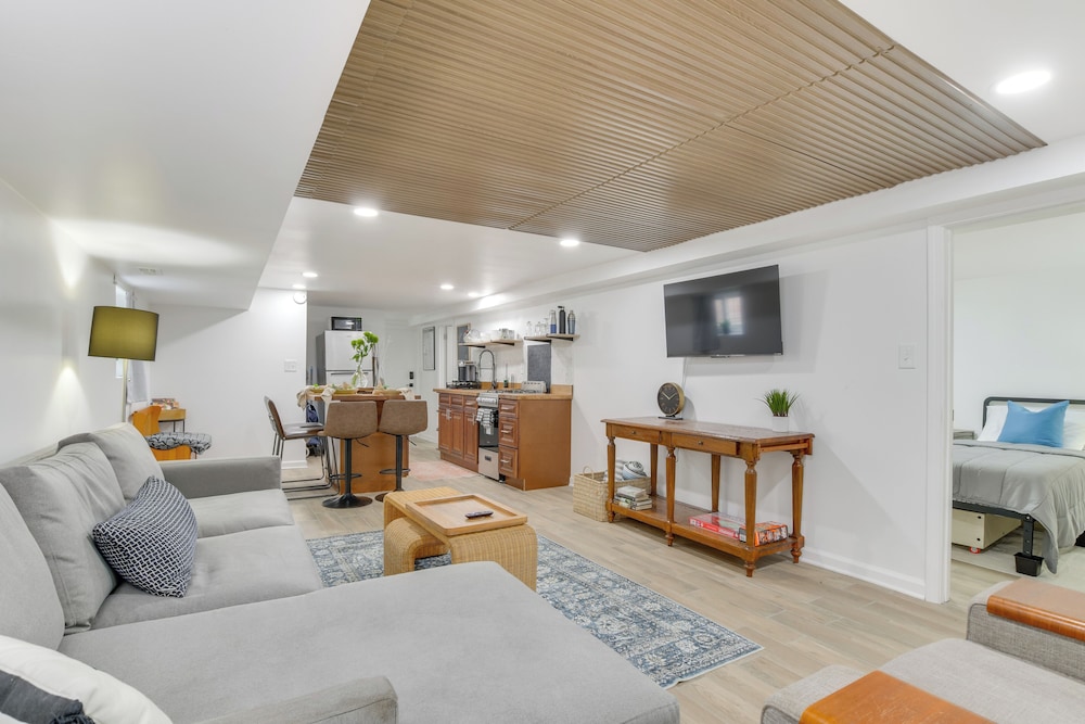 2 Mi to Logan Square: Pet-friendly Unit w/ Yard!