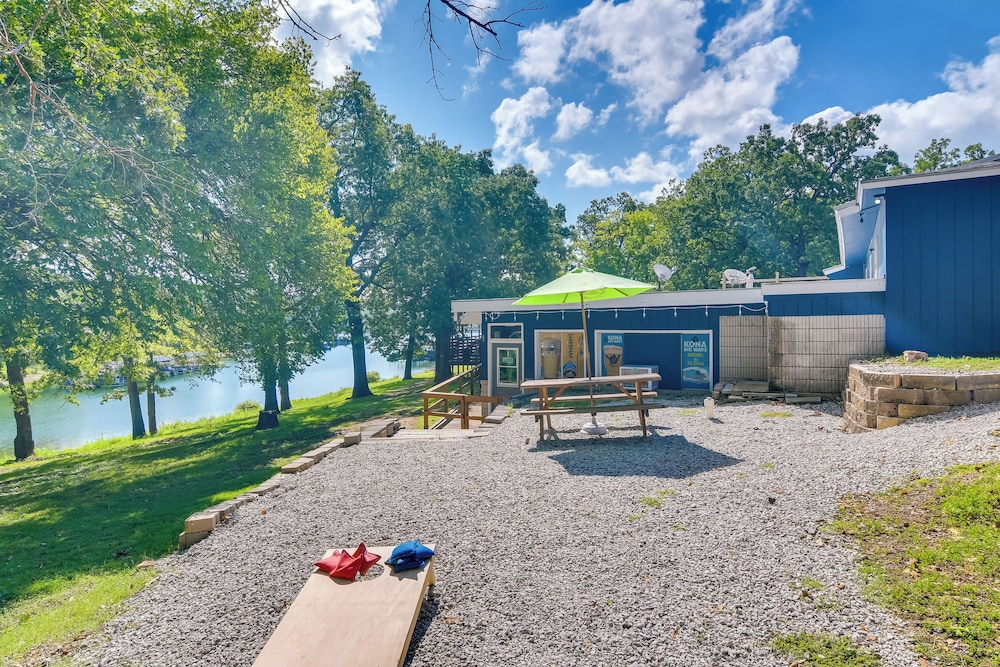 Charming Studio w/ Pool & Table Rock Lake Access!