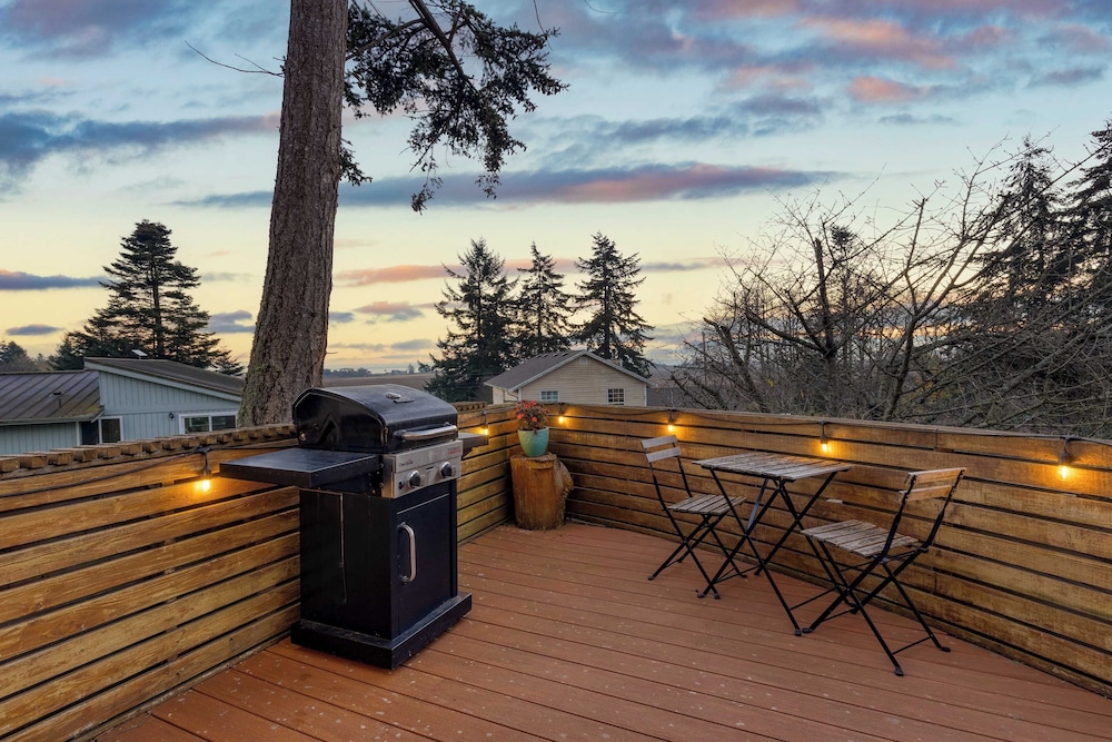 Deck Views, Fire Pit, Pool, 3 Mins to Beach Madrona Tree Retreat by Avantstay