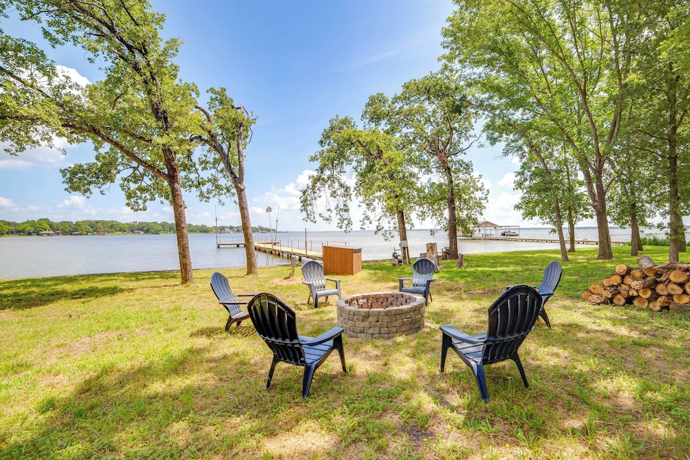 Waterfront Cedar Creek Lake Gem: Near Marina!
