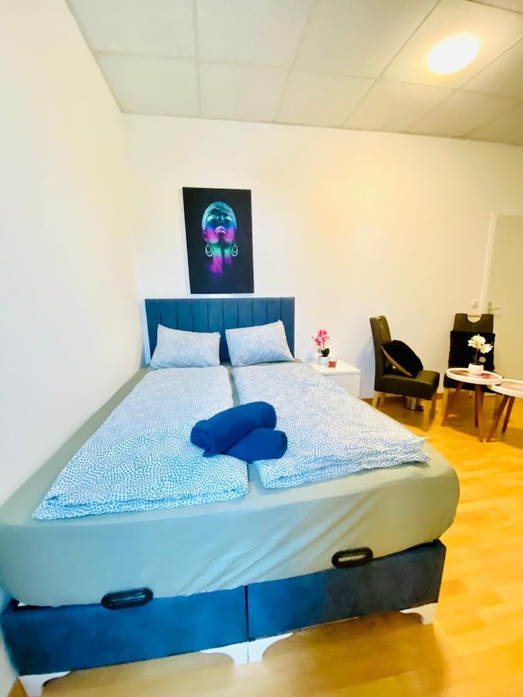 Spacious 2BR Apt For 9 Near Liesing