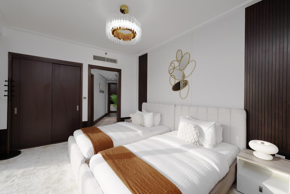Ultra Chic High-floor Apt w Direct Burj Khalifa Fountains Views