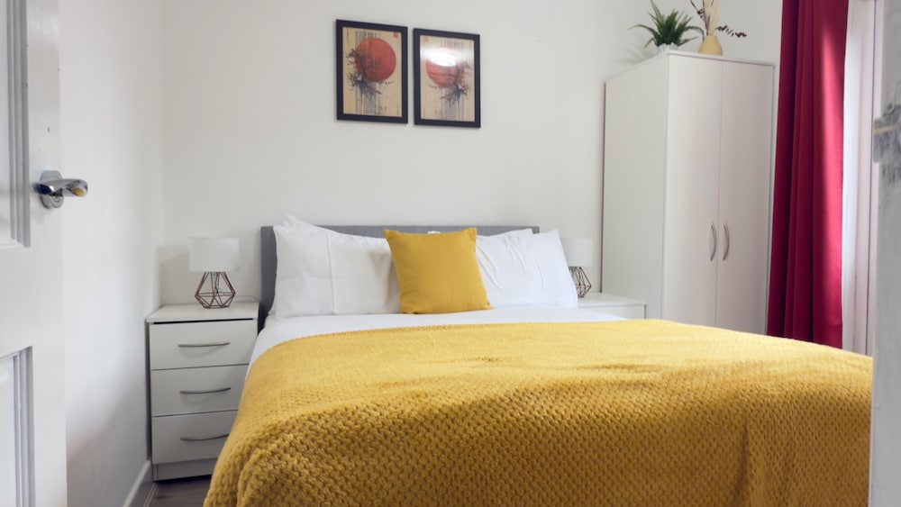 Free Parking/city Centre/long Stay/local Stores