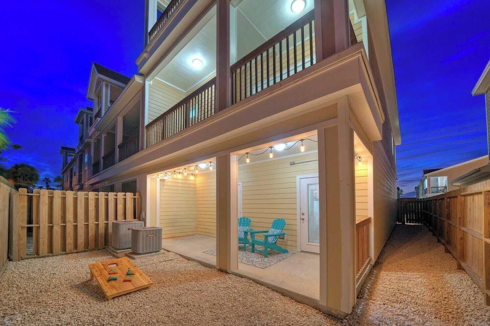 Sleeps 23, 2 Beachside Homes Resort Pool, Walk to the Beach, Balcony + Yard