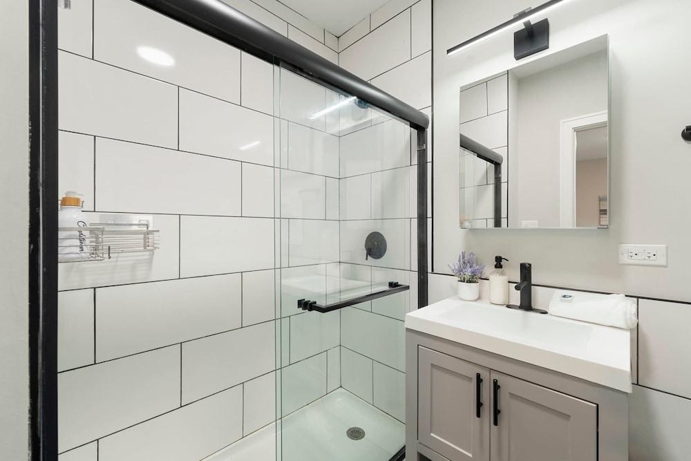 Spacious Pilsen Dual-unit Stay for Large Groups photo 5