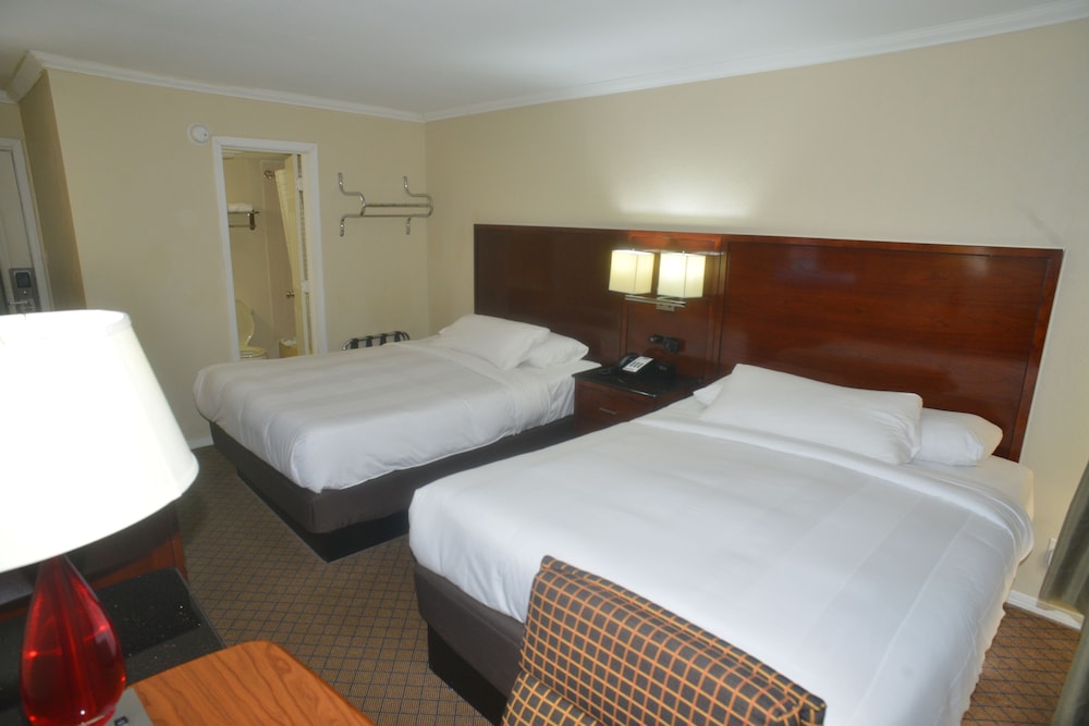 Hometown Inn & Suites