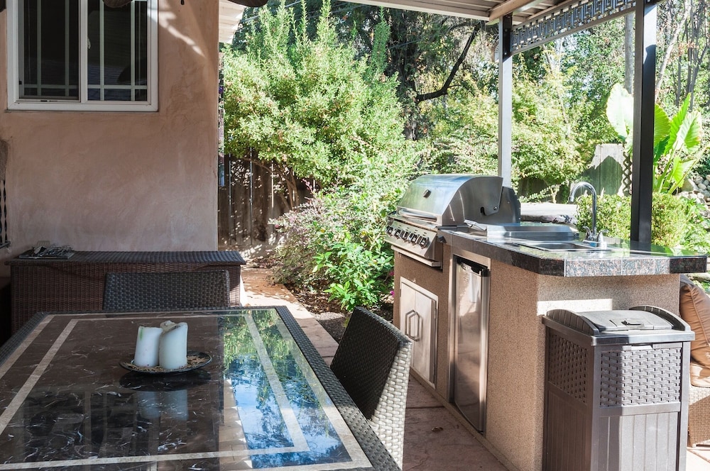 Sequoia Parks Coast Wineries Skiing-Enjoy Hot Tub Firepit Outdoor Kitchen view 2
