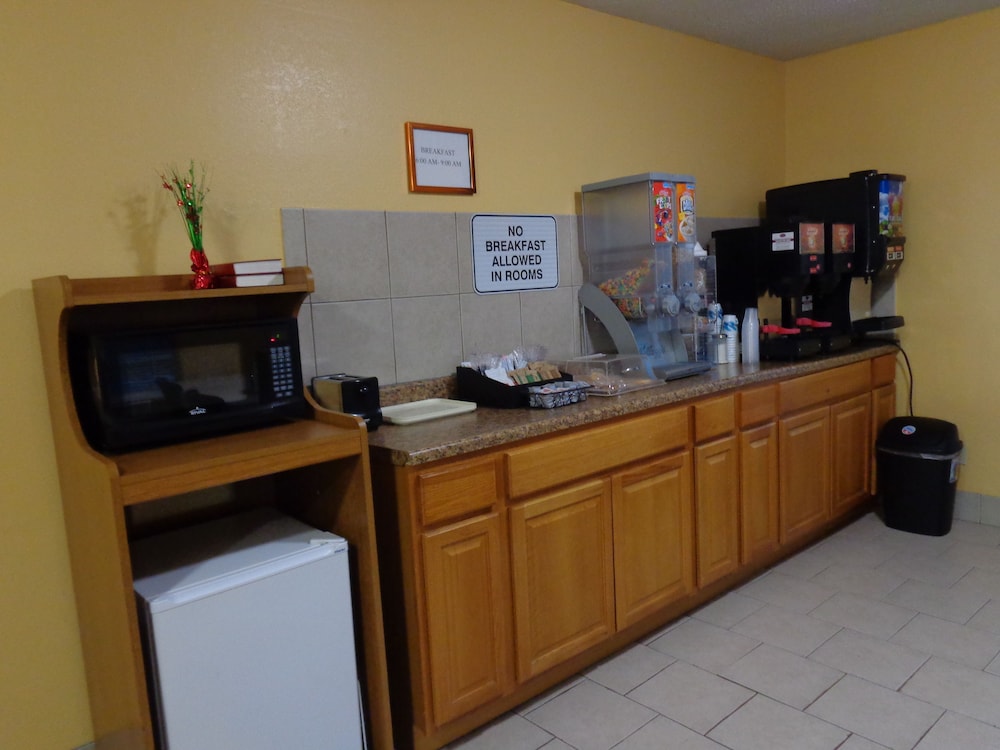 Garden City Vacations - National 9 Inn Garden City - Property Image 2