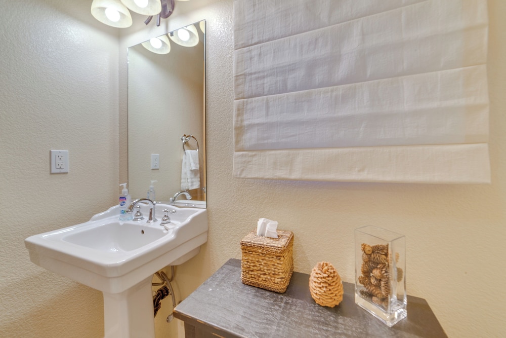 Central Townhome < 1 Mi to The Village at Mammoth!