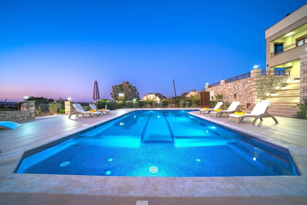 Karyo Villa,- 4bd, 3min On Foot From The Beach!