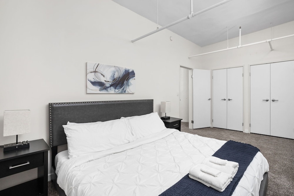 Indianapolis Vacations - 2BR 2BA The Block Apartment - CozySuites - Property Image 16