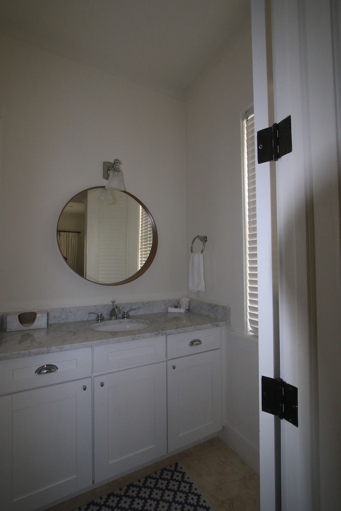 The Sandpiper Inn & Cottages