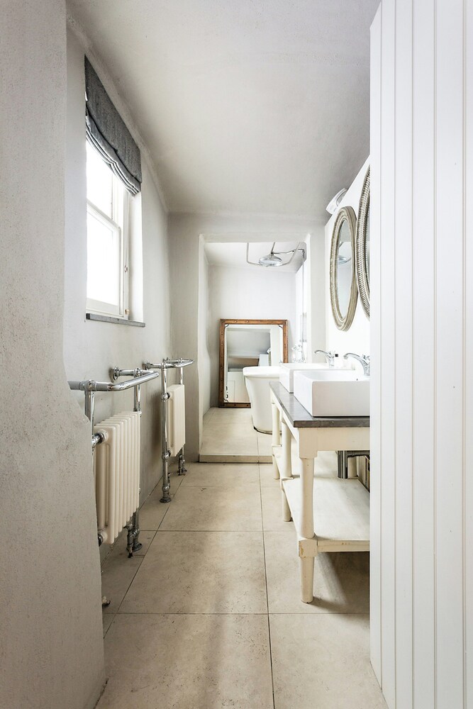 Holland Park Avenue VII by Onefinestay