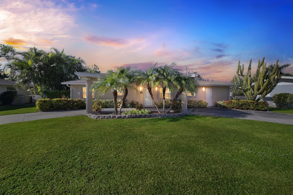 Comfy Home W/ Heated Pool Near Siesta Key Beach 2 Bedroom Home