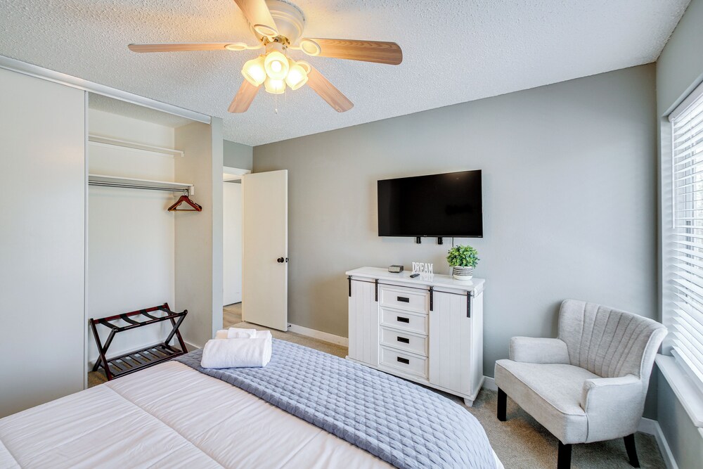 Walk to Lake & Pool: Hot Springs Village Getaway