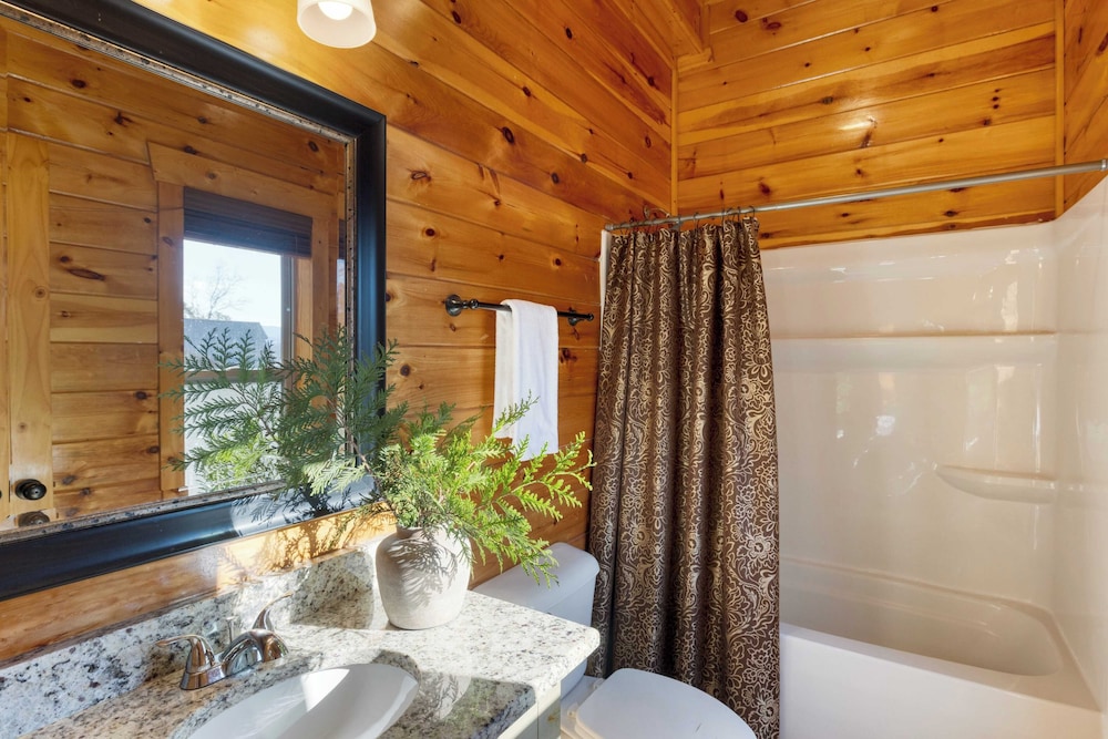 A View for All Seasons by Avantstay 12bdr w/ Game Room, Hot Tub, Movie Theater, Deck Views