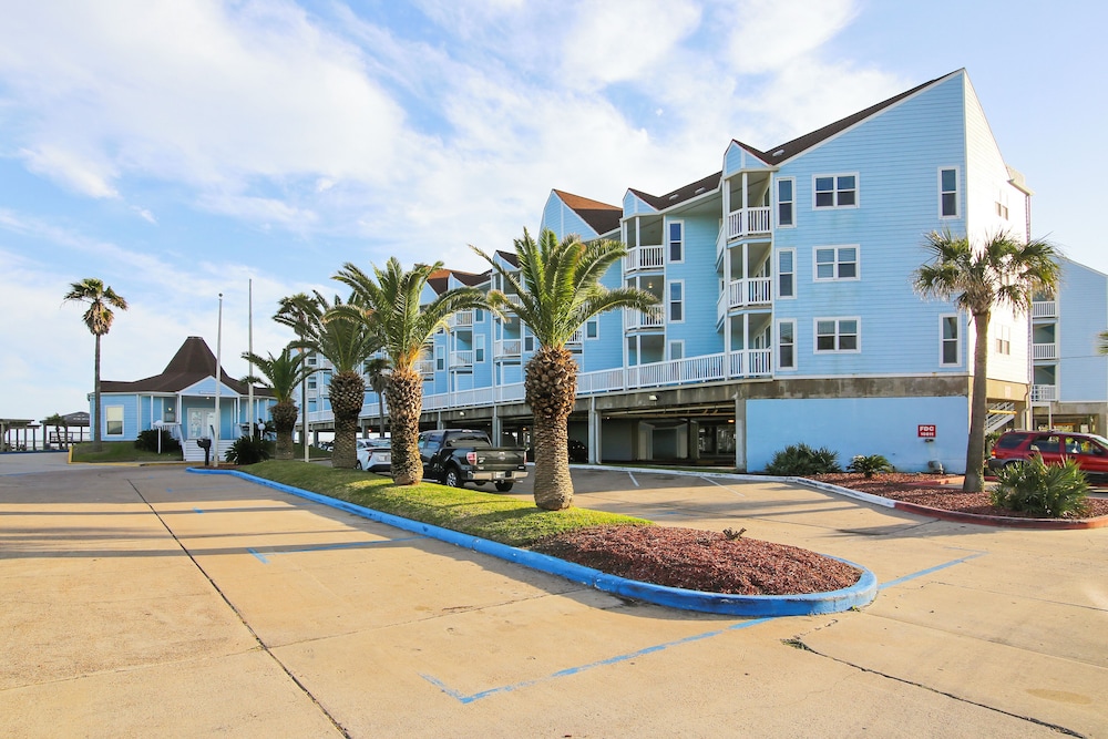 Seascape 1214 Studio Bedroom Condo by RedAwning