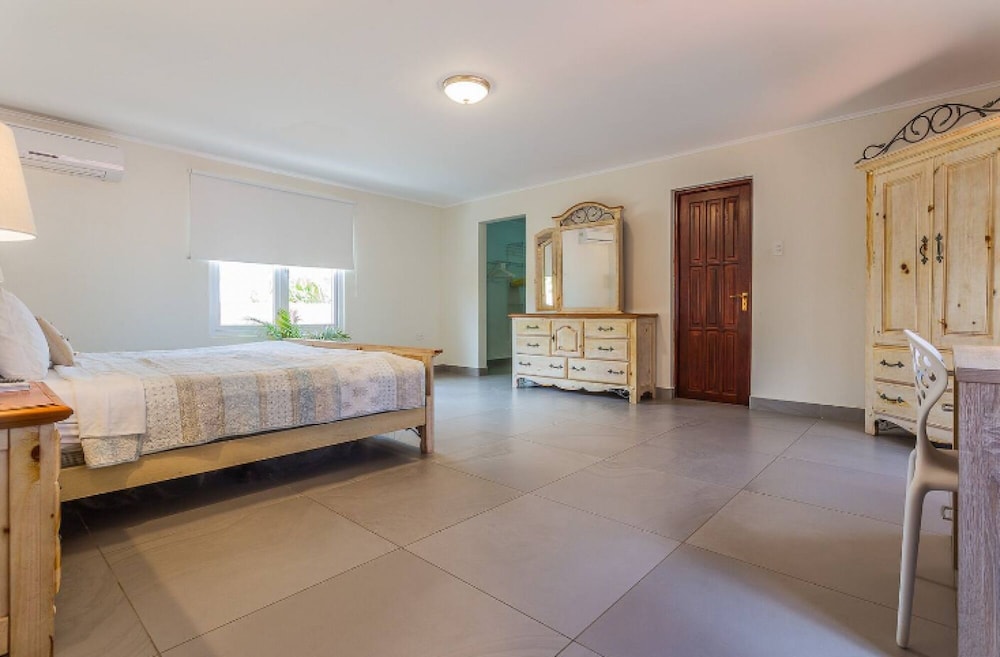 Spacious 6BR Villa w Pool Close2beach Sleeps 16