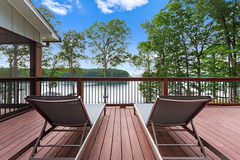 Water Break at the Lake by Avantstay Lakefront Private Dock
