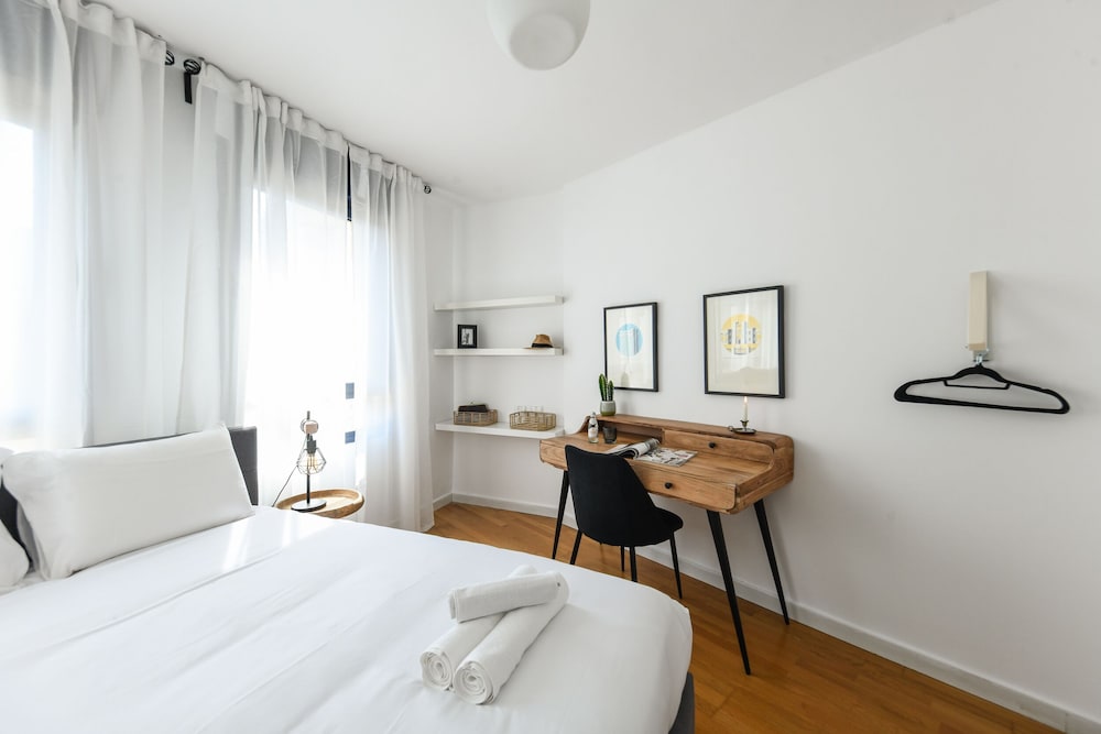 Stylish 3-BR Apt w Balcony and Parking view 3