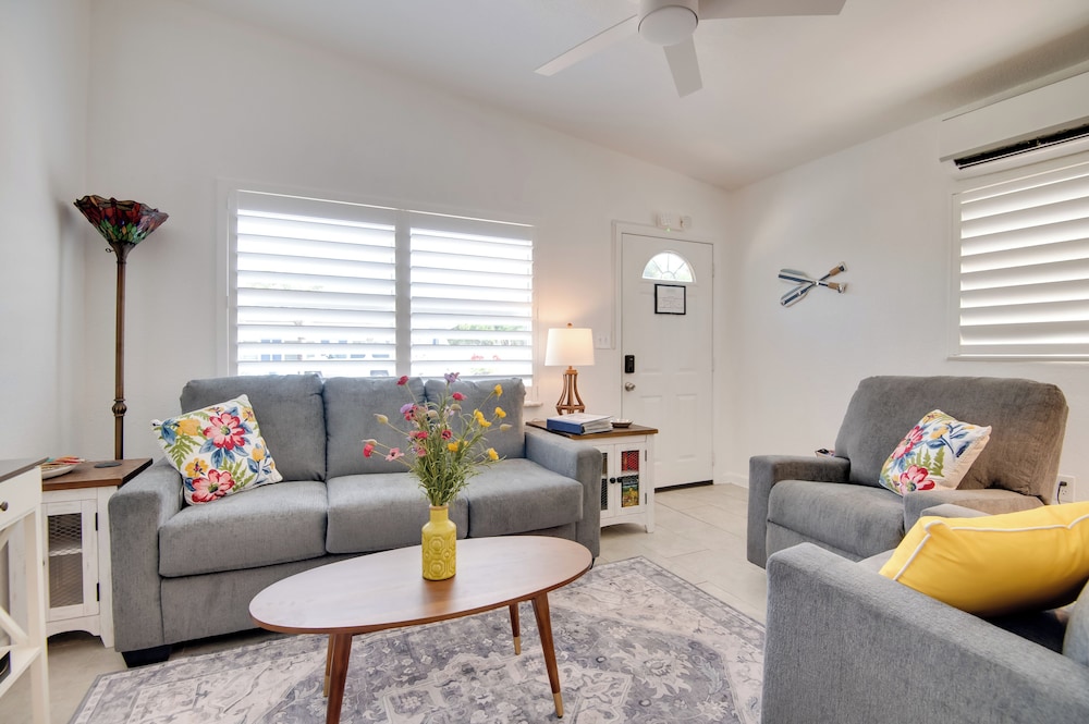 Walk to Beach: Dog-friendly Gem in Cocoa Beach!