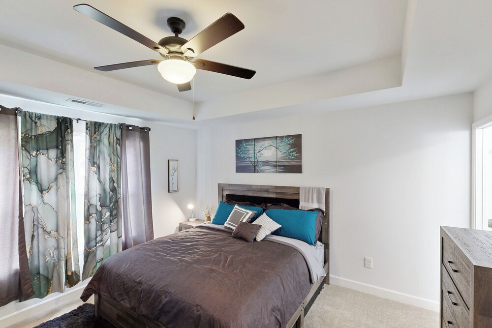 3BR Charming, Dog Friendly Home w/ Fire Pit!