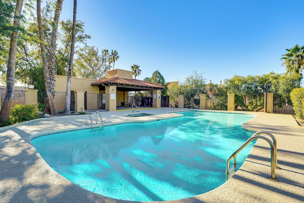 12 Mi to Dtwn Tucson: Tranquil Townhome w/ Office
