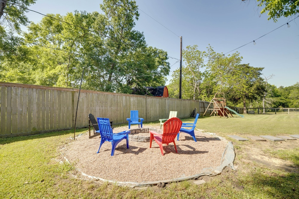 Private Acreage, Pergola & Fire Pit: Baytown Home