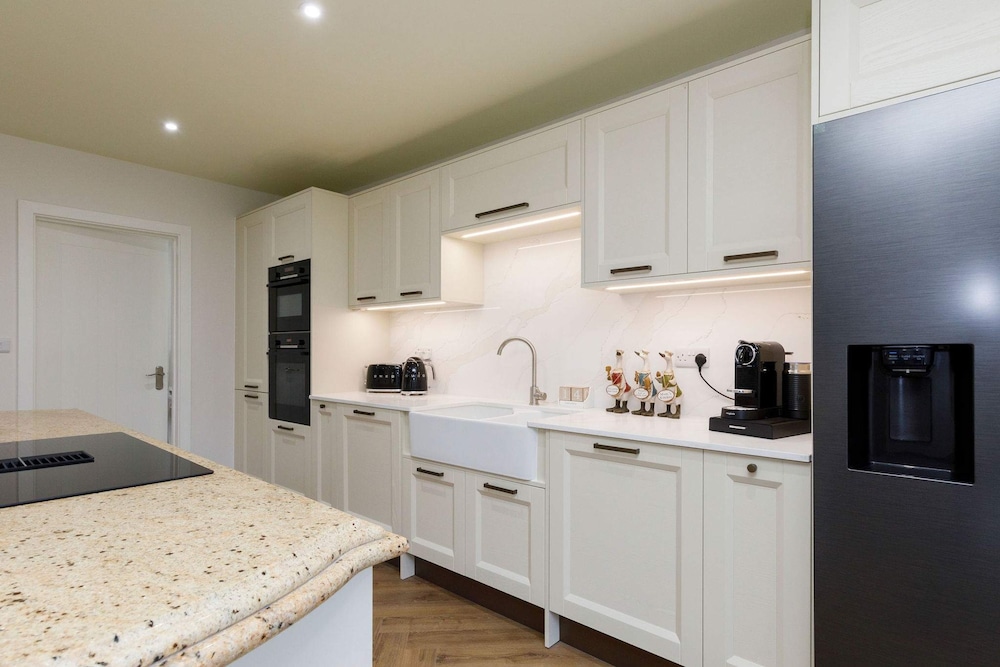 Beautiful 4-bed Close to South Downs Goodwood