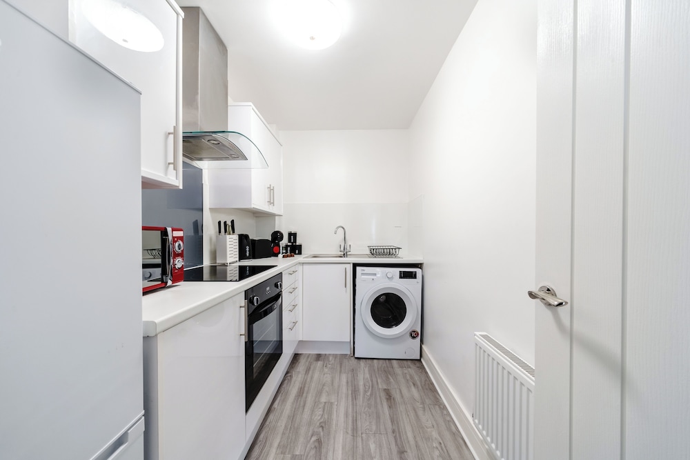 Whitchurch 2 Bedroom Flat near Hospital