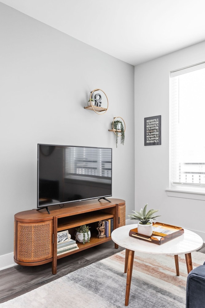 Explore Indy From an Urban Cozysuites Oasis view 3