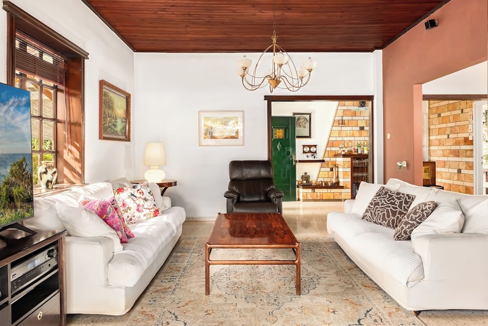 Relax in a Garden Oasis by Sea N' Rent