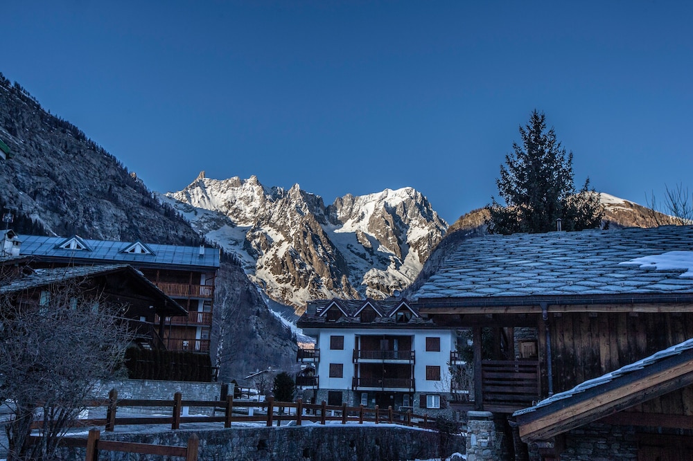 JOIVY Family Apartment, near Ski Lifts, In Courmayeur view 4