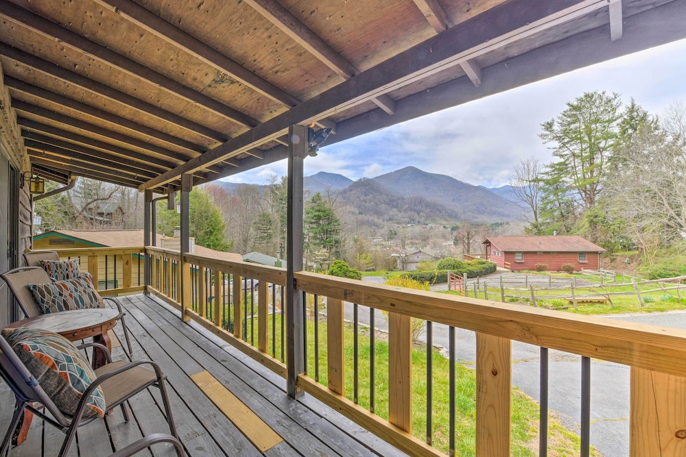 Cozy Maggie Valley Cabin, 1 Mi to Tube World! view 5