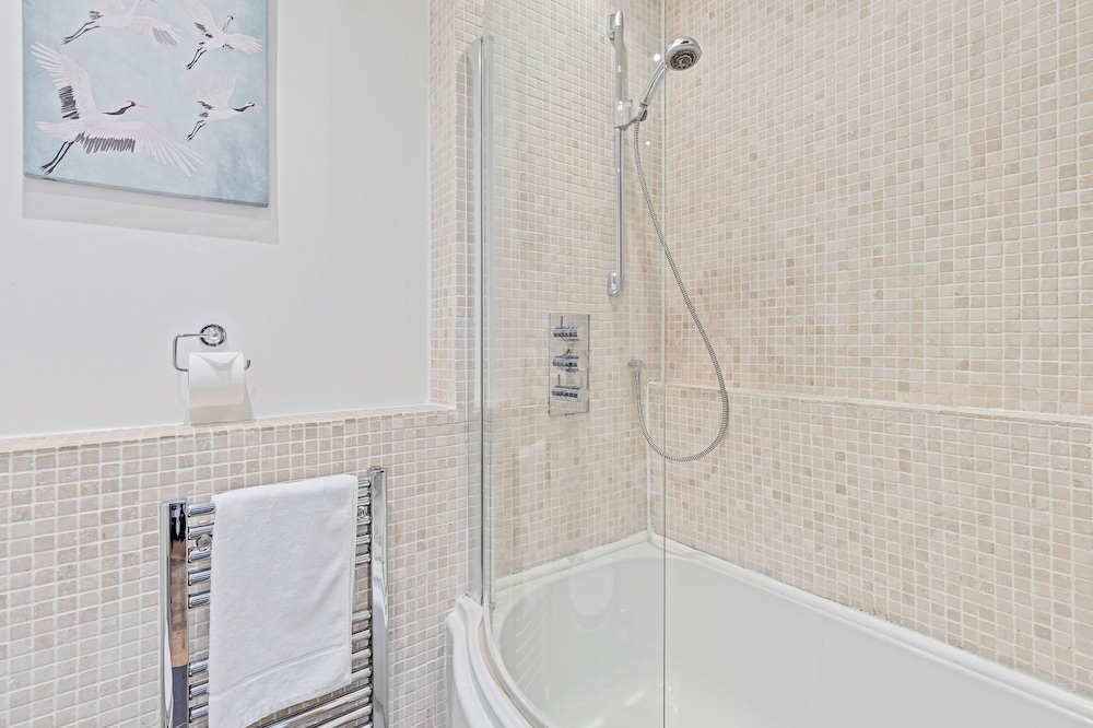 Majestic Mews Apartment with Free Parking | By My Getaways