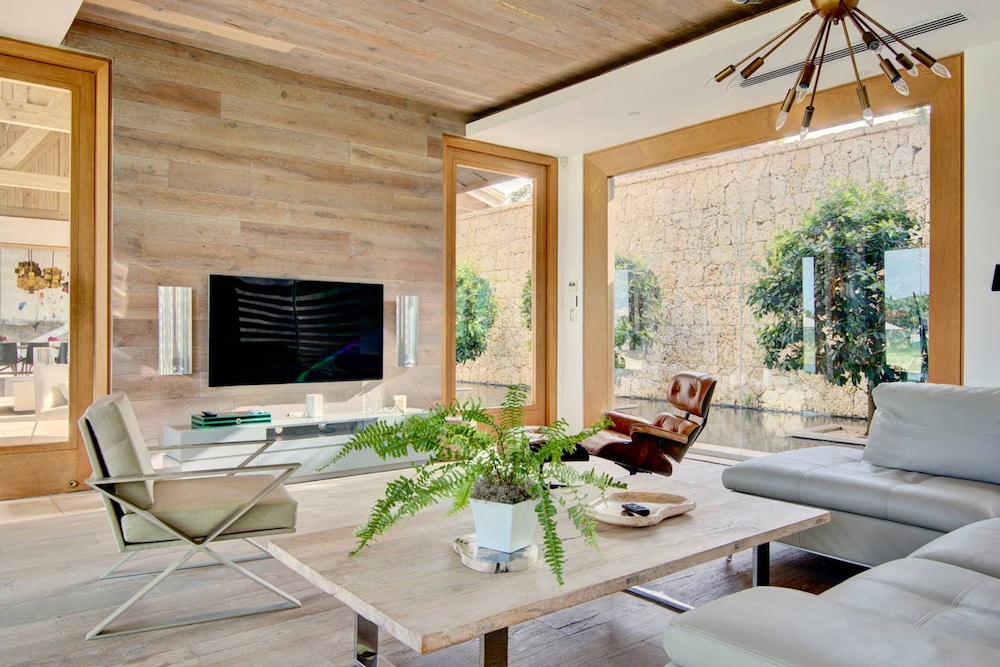 Architect s Estate w Pool Private Chef Butler