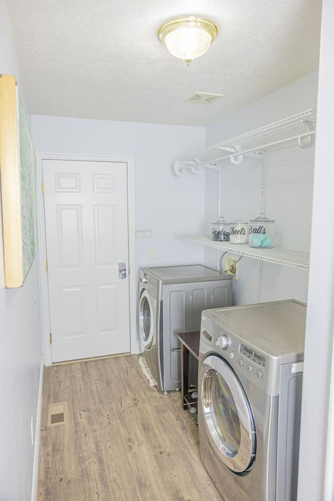 Farmington Gem 6BR Private Fenced Yard Sleeps 15