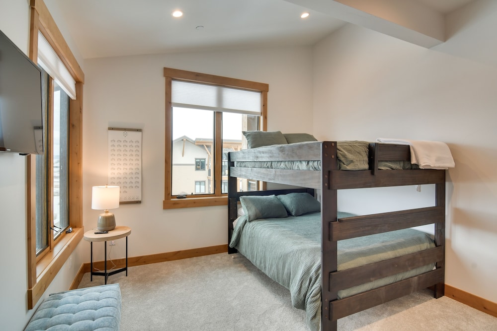 Winter Park Retreat: Balcony, Hot Tub & Fireplace!