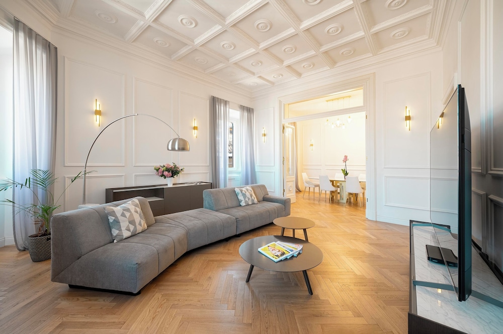 SJR Luxury Apartment Trevi Fountain