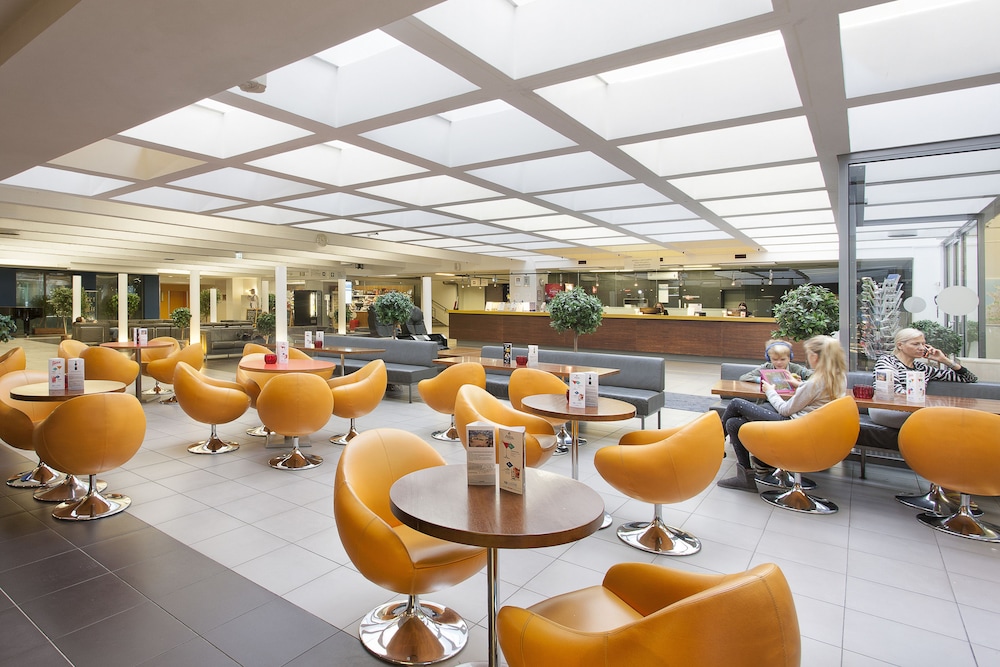 Reception & Lobby