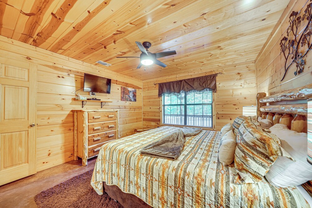 Hot Tub + Game Room: Family Retreat in Broken Bow